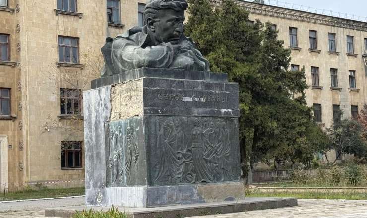 Cəfər Cabbarlının heykəli acınacaqlı durumda... - Niyə bərpa olunmur? - FOTOLAR 