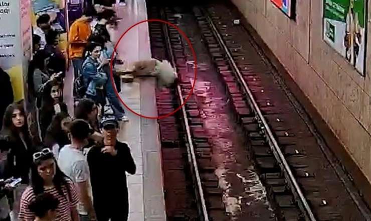 Bakı metrosunda qatar relslərinə düşənlərin GÖRÜNTÜLƏRİ 