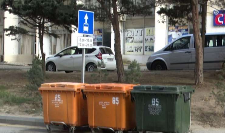 Zibil konteynerlərini avtobus zolağına düzdülər – VİDEO 