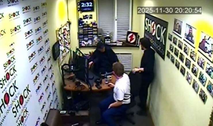 Nurlan adlı şəxs Rusiya radiosunı ələ keçirdi – Aparıcını döydü – FOTO 