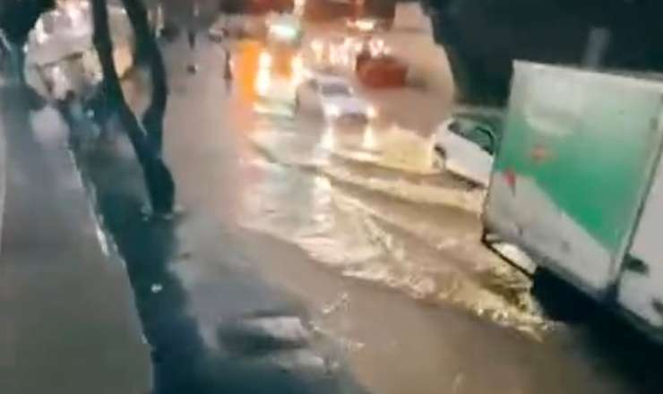 "28 May"da yolları su basdı - VİDEO 