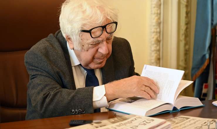 Anar Kitab Mükafatı almaq istəyir? – Özü açıqladı 