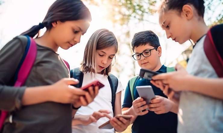 Sosial şəbəkələrin faciəvi təsirləri: girişə yaş məhdudiyyəti sərtləşdirilməlidir? 