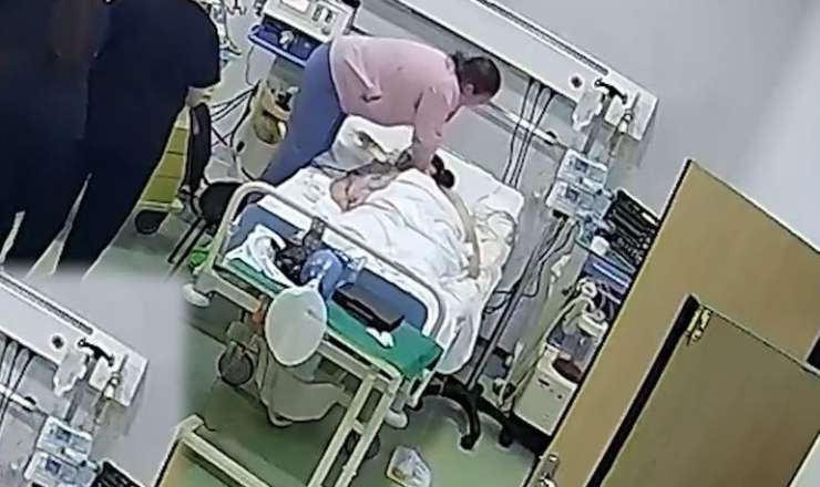 Həkimlərimin ürəyi dayanan şəxsi 45 dəqiqə sonra həyata qaytardılar – VİDEO 