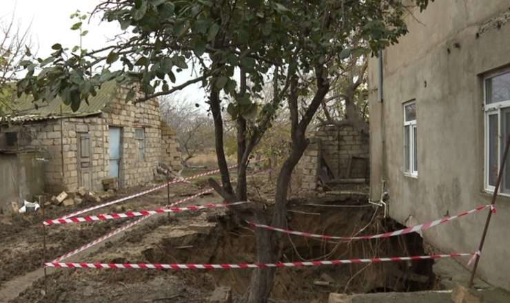 Kanalizasiya xətti üzərində tikilmiş evlərin bünövrəsi çökdü – VİDEO 
