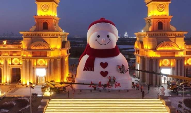 19 metrlik nəhəng qar adamı şəhərin simvoluna çevrildi - VİDEO 