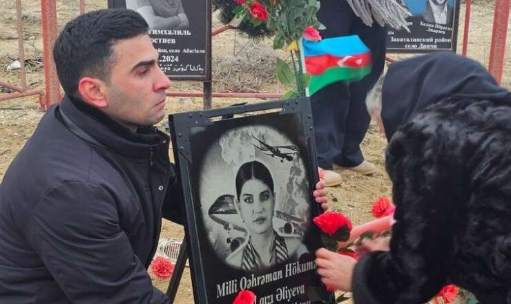 Qəzaya uğrayan təyyarəmizdə həlak olanların yaxınları Aktauya getdi - VİDEO 