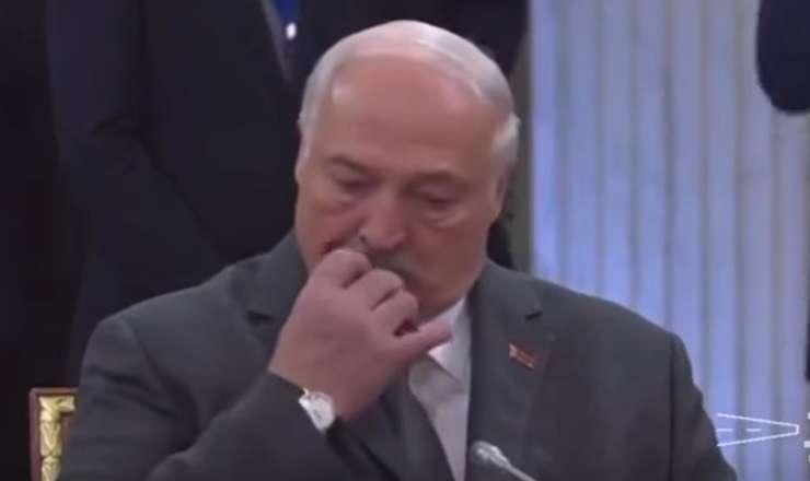 Putinin çıxışı zamanı bığlarını daradı - VİDEO 