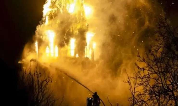 Amsterdamda tarixi kilsədə yanğın – Qülləsi çökdü 