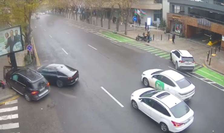 Bakıda iki avtomobil toqquşdu – Yol kənarında duran uşaq xəsarət aldı – VİDEO 