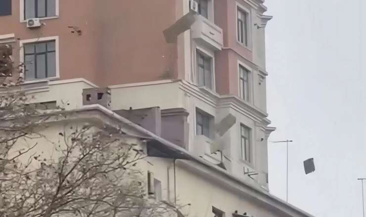 Güclü külək Nərimanovda binanı zədələdi - VİDEO 