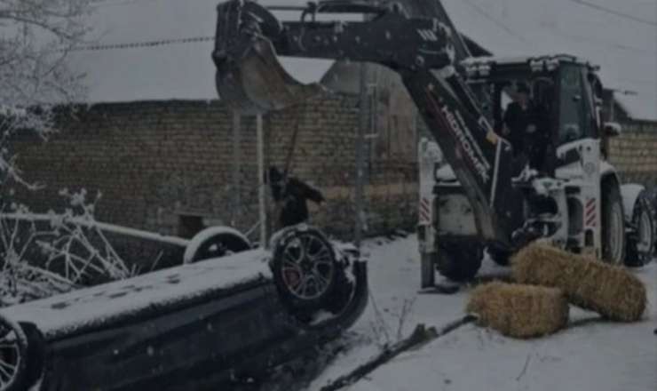 Qəbələdə buzlu yolda sürüşən avtomobil dərəyə aşdı - VİDEO