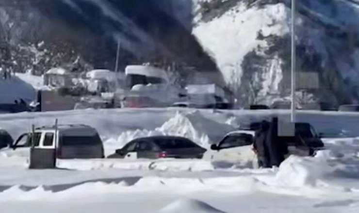 Yüzlərlə avtomobil Rusiya-Gürcüstan sərhəddində qalıb 