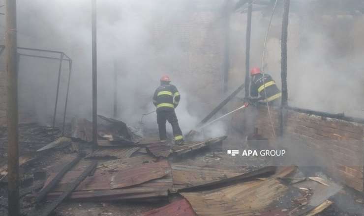 Gəncədə bitişik evlər yandı - FOTOLAR 