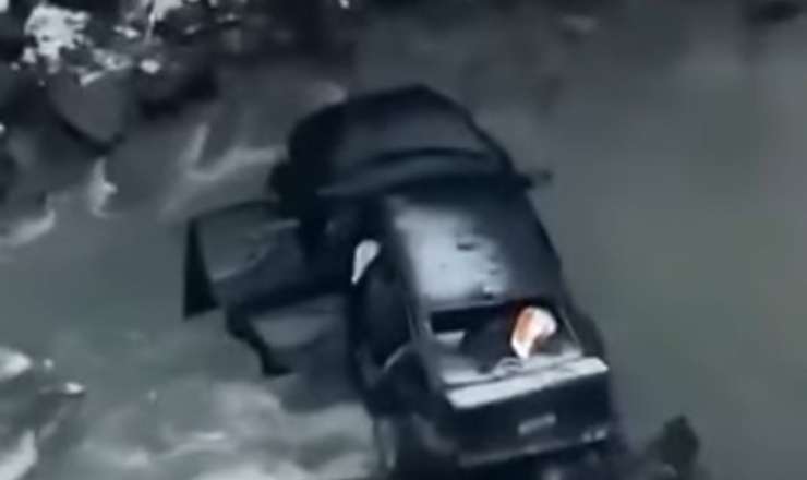 Buzlu yolda sürüşən maşın çaya aşdı - VİDEO 