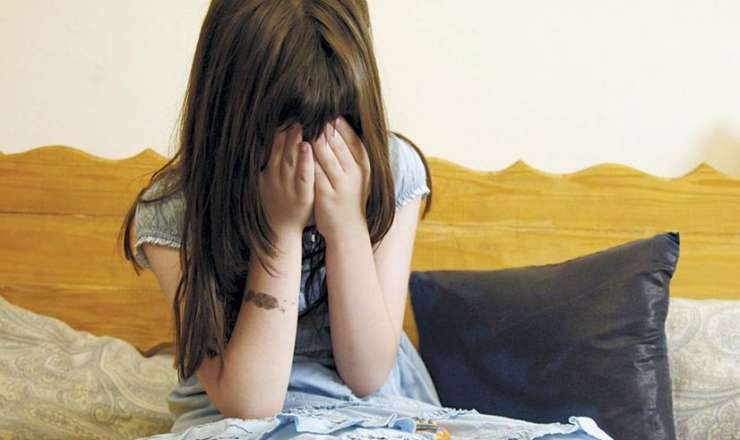 Narkotikə görə tutulmuşdu - 5 yaşlı qızına qarşı əxlaqsız videoları üzə çıxdı 