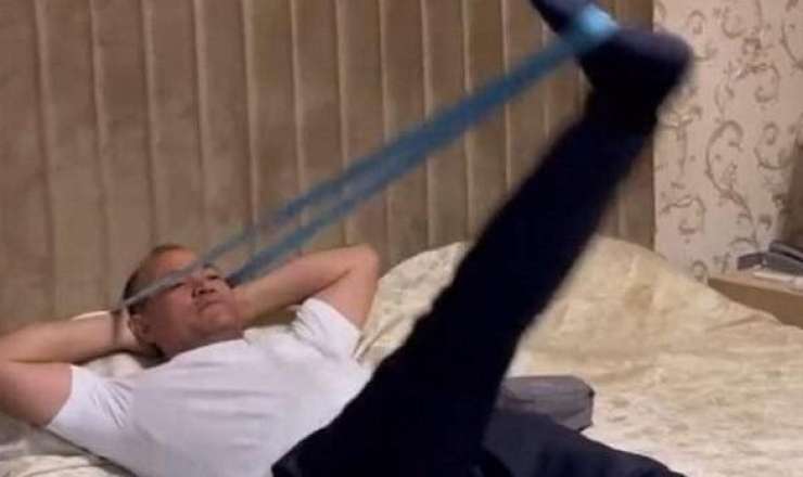 Deputatın Dubayda toy edən qardaşını niyə döydülər? 