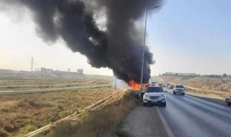 Qazaxda yanacaq daşıyan maşın yanır 