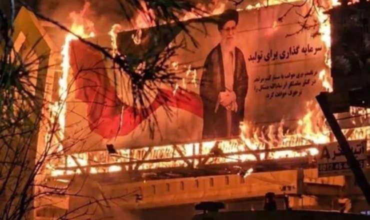 Məşhəddə barrikadalar quruldu – Xameneinin portretinə od vuruldu – VİDEO 