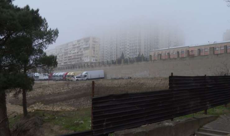 Bakıda bina tikintisi stadionu məhv etdi, insanları təşvişə saldı - VİDEO 