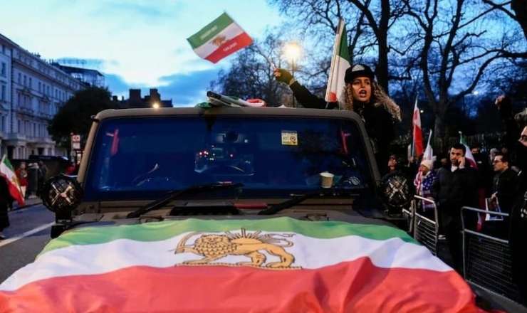 Londonda etirazçılar səfirliyinin binası üzərindəki İran bayrağını dəyişdirdilər - VİDEO 