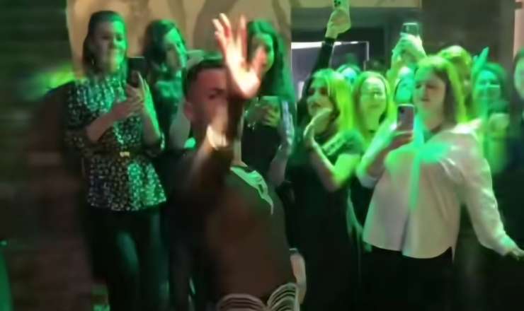 Bakıda restoranda gənc oğlanın göbək rəqsi - Video 