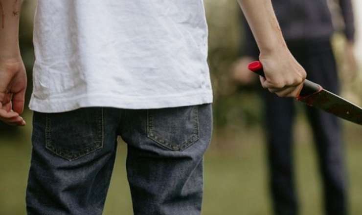 Qardaş qardaşı bıçaqladı  