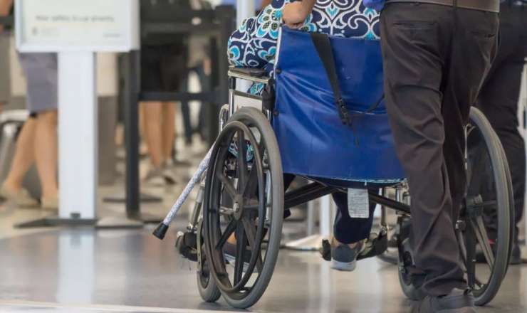 Ölmüş arvadını təyyarəyə mindirməyə cəhd etdi – Aeroport əməkdaşlarını günahlandırdı 