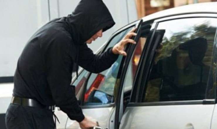 Oğurladığı maşını qoyub qaçdı 