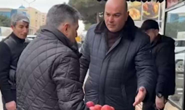 Məhsulu məmur tərəfindən müsadirə edilən satıcı: “Səhv etmişdi, gətirib qaytardı” - VİDEO 