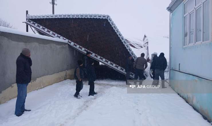 Güclü qar dağıntıya səbəb oldu – Talvar çökdü, iki avtomobil altında qaldı – FOTO 
