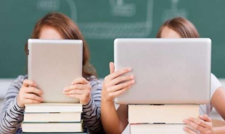 Dərsliklərin rəqəmsallaşdırılması müzakirə edildi - Bu hansı problemləri həll edəcək? 