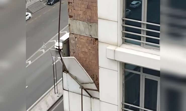 Külək məşhur biznes mərkəzinin fasadını qopardı – VİDEO 