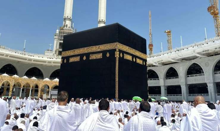 “Epşteyn faylları” müsəlmanları hiddətləndirdi – İnsan alverçisi Kəbə fraqmentlərini necə ələ keçirdi? – FOTO 