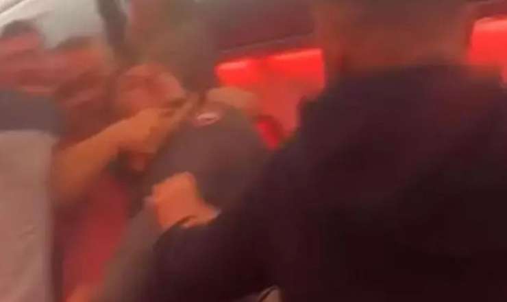 Təyyarədə dava düşdü: TƏCİLİ eniş edildi - VİDEO 