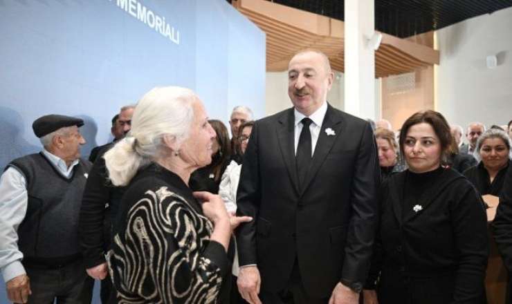 “Razı olarsınızmı boynunuzu qucaqlayıb, üzünüzdən öpüm?” 