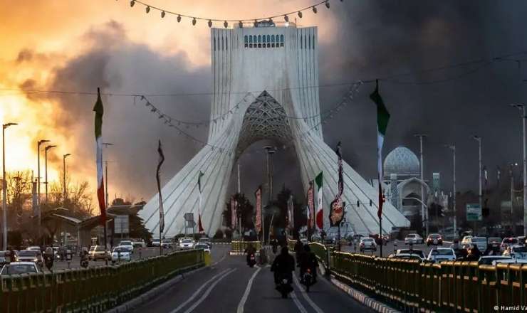 Onlarla qırıcı Tehranı vurdu: Nələr məhv edildi? - Video 