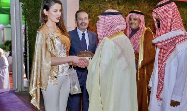 Səfirin geyimi müzakirə yaratdı 