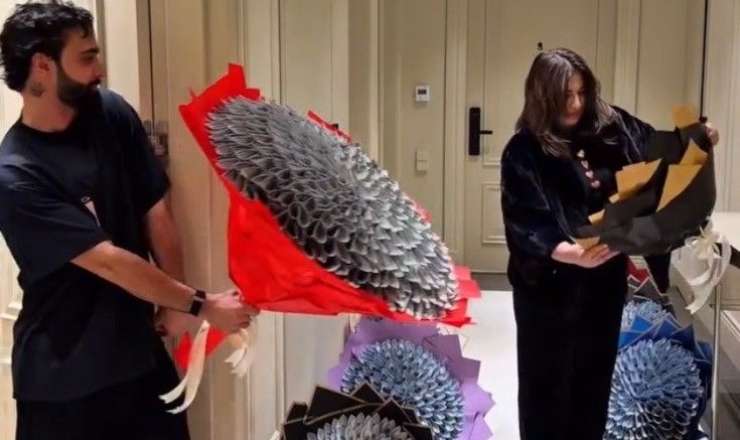 Azərbaycanlı bloger anasına 8 pul buketi bağışladı -  Video