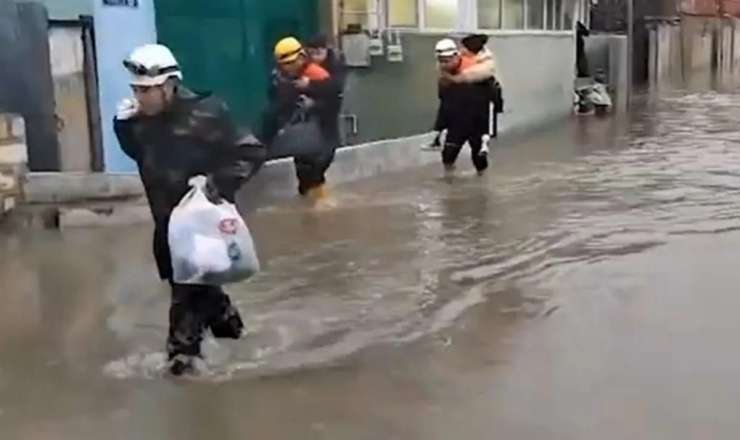 Bakının bu rayonlarını su basdı: Sakinlər təxliyə olundu -  VİDEO
