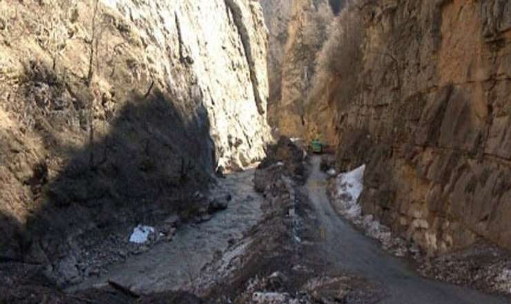 Uçqun oldu, yol bağlandı 