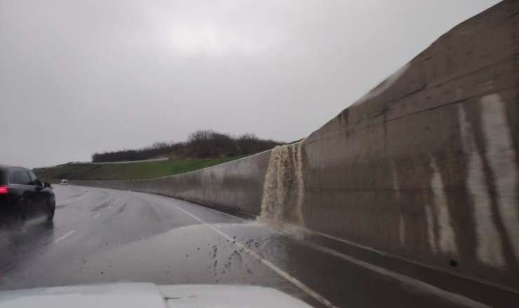 Leysan yağışlar maşınların hərəkətini çətinləşdirdi - FOTO