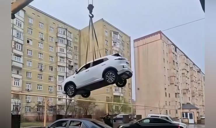 Sumqayıtda yol çökdü,  avtomobil son anda xilas edildi - VİDEO