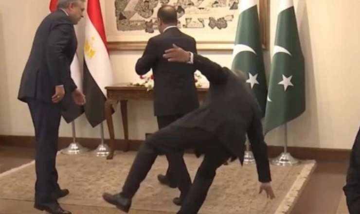 Nazir həmkarı ilə görüş zamanı ayağı sürüşərək yıxıldı  - VİDEO