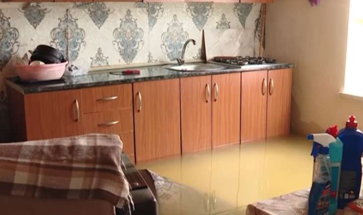 Evlərə dolan yağış suyu... - VİDEO