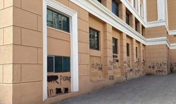 Nizami Kino Mərkəzinin divarına qrafit çəkmək vandalizmdir 