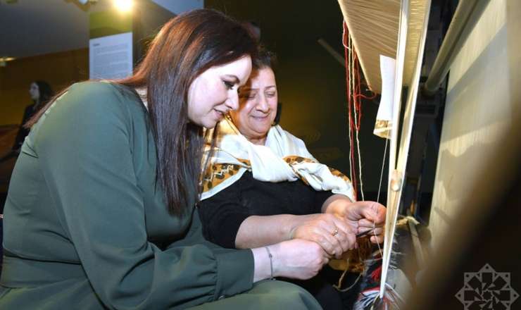 Litvanın Baş naziri Bakıda xalça toxudu -  FOTO