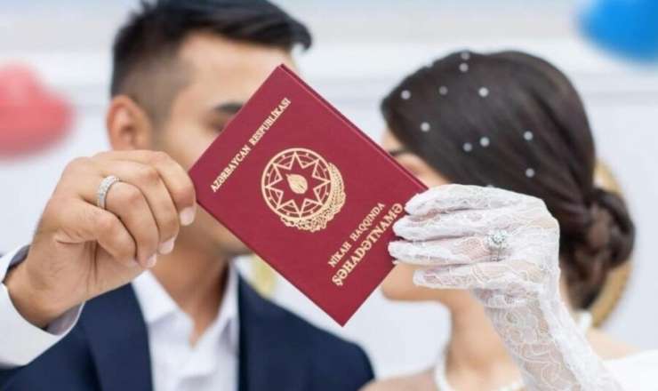 Azərbaycanda kişilər niyə xanımlarının soyadını götürürlər?  