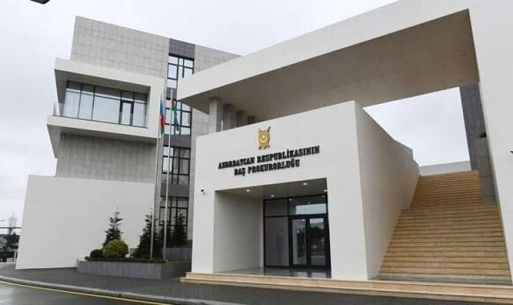 445 min manat mənimsəyən qadın Azərbaycana gətirilir 