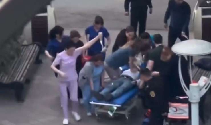 Ürəyi dayanan kişini xəstəxana həyətində həyata qaytarıldı - VİDEO